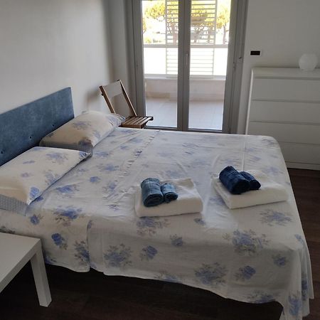 White-Blue Vibes, Seafront 2-Bedroom Apt Монтесильвано Экстерьер фото