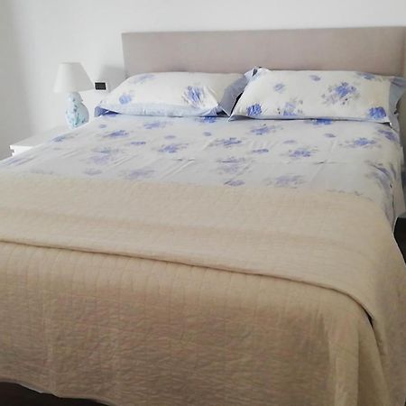 White-Blue Vibes, Seafront 2-Bedroom Apt Монтесильвано Экстерьер фото