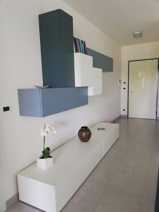 White-Blue Vibes, Seafront 2-Bedroom Apt Монтесильвано Экстерьер фото