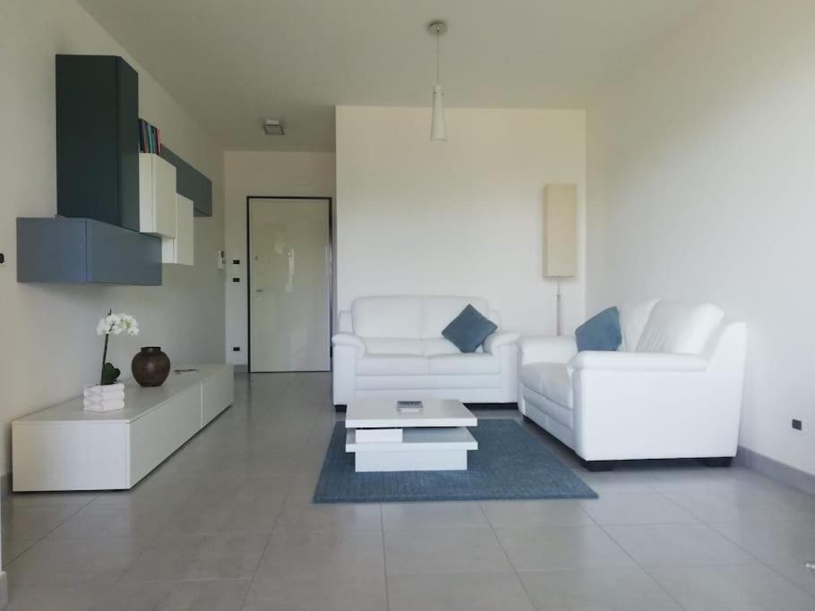 White-Blue Vibes, Seafront 2-Bedroom Apt Монтесильвано Экстерьер фото
