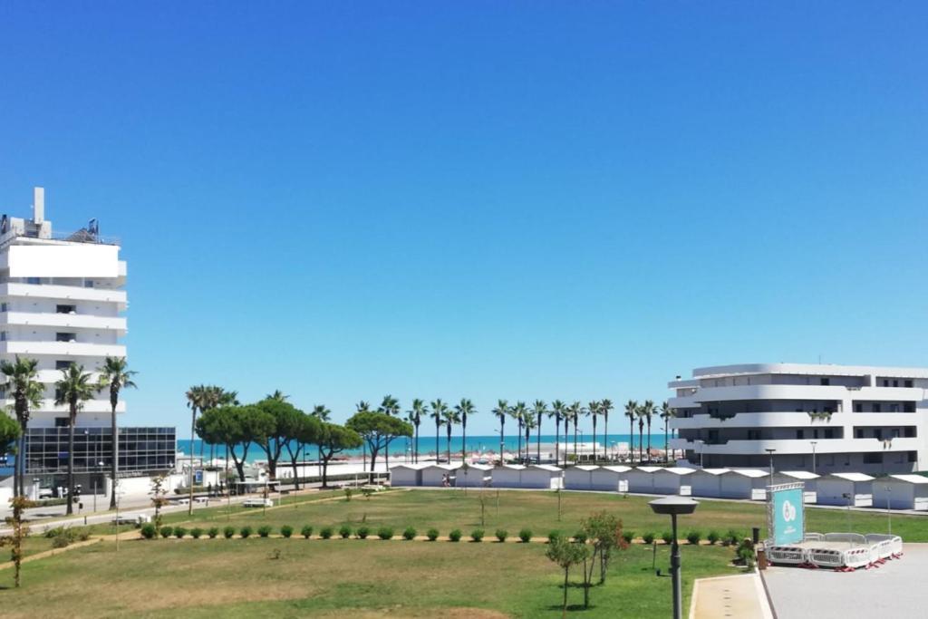 White-Blue Vibes, Seafront 2-Bedroom Apt Монтесильвано Экстерьер фото