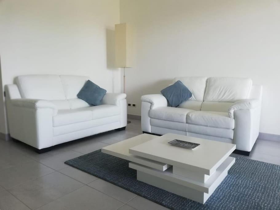 White-Blue Vibes, Seafront 2-Bedroom Apt Монтесильвано Экстерьер фото