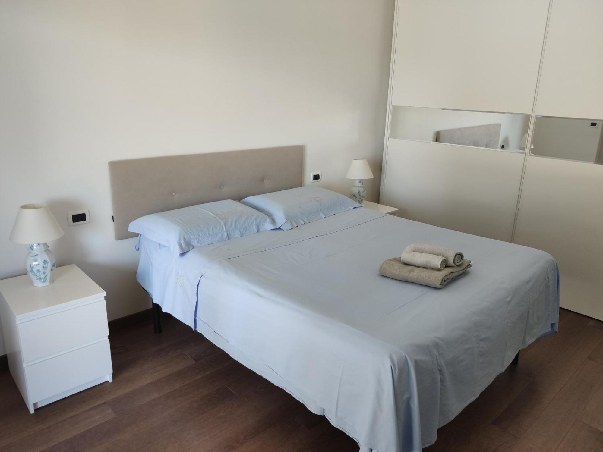 White-Blue Vibes, Seafront 2-Bedroom Apt Монтесильвано Экстерьер фото